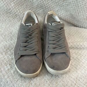 🔥🔥5 for $25 sale🔥🔥Puma grey and white low top sneaker shoes size 6